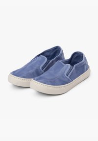 Blauwe instap schoenen met een canvas bovenkant, witte rubberen zolen, elastische zijpanelen en stikdetails langs de randen.
