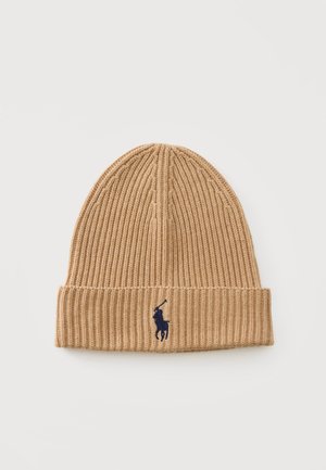 Berretto beige lavorato a maglia con risvolto e piccolo logo ricamato di un giocatore di polo blu navy al centro davanti.