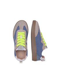 Sneakers z połączeniem niebieskiego dżinsu i beżowego zamszu, z neonowo zielonymi sznurówkami, teksturowaną gumową podeszwą i białymi akcentami.