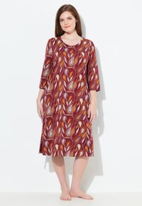 Abito rosso e arancione con motivo, maniche a tre quarti, scollo rotondo e design fluido, realizzato in tessuto leggero.