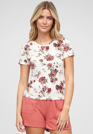 T-shirt à manches courtes à fleurs en crème avec des roses roses et bourgognes ; col rond ; associé à un short en corail texturé avec des poches.