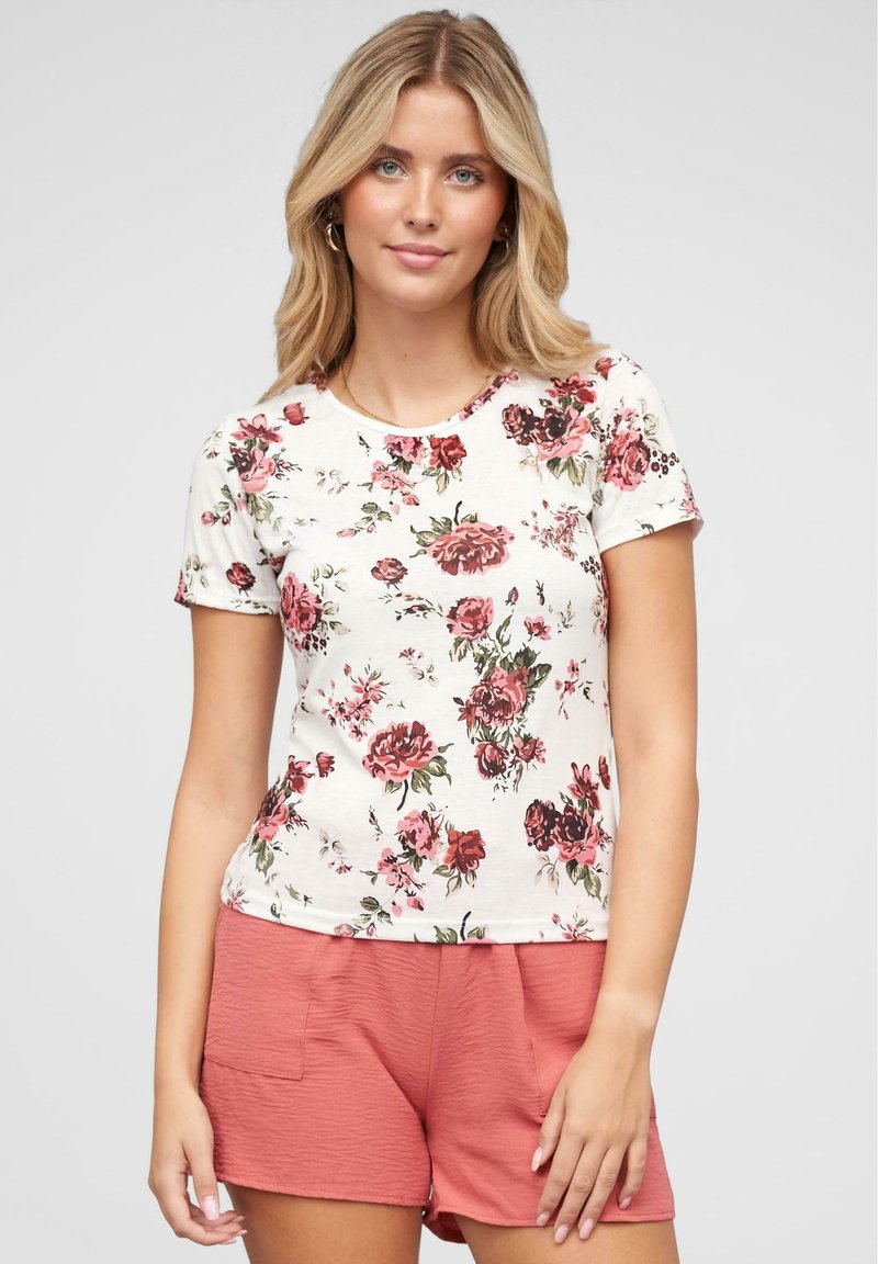 T-shirt à manches courtes à fleurs en crème avec des roses roses et bourgognes ; col rond ; associé à un short en corail texturé avec des poches.