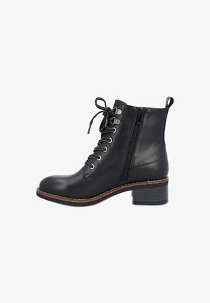 Bota de cuero negro hasta el tobillo con cordones en la parte delantera, ojales de metal, cremallera lateral y tacón apilado. Presenta una suela texturizada y detalles de costura.