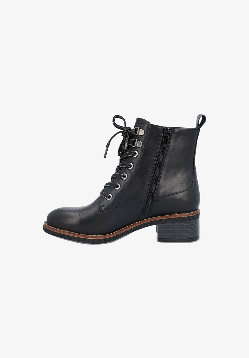 Bota de cuero negro hasta el tobillo con cordones en la parte delantera, ojales de metal, cremallera lateral y tacón apilado. Presenta una suela texturizada y detalles de costura.