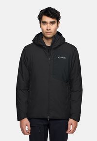 Schwarze isolierte Jacke mit Reißverschluss vorne, Kapuze und einem dunkelgrauen Patch auf der linken Brust. Verfügt über Reißverschlusstaschen und eine glatte Textur.