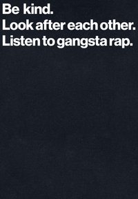 Černé pozadí s tučným bílým textem: "Buďte laskaví. Pečujte o sebe. Poslouchejte gangsta rap." Jednoduchá, moderní typografie.