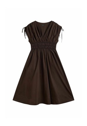 Ciemnobrązowa sukienka midi z dekoltem w serek, marszczoną elastyczną talią, krótkimi rękawami z regulowanymi troczkami oraz rozkloszowaną spódnicą.