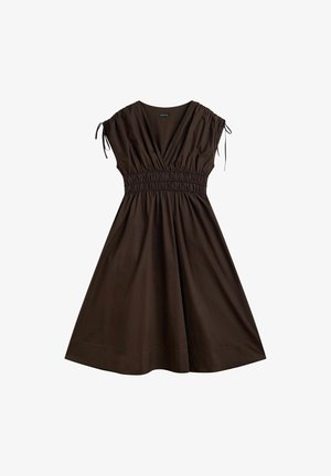 Robe midi marron foncé avec col en V, taille élastique froncée, manches courtes avec liens ajustables et jupe évasée.
