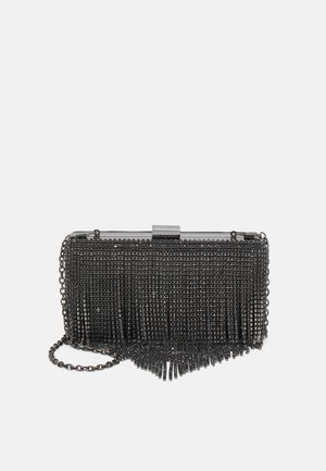 Czarna prostokątna wieczorowa kopertówka z metallicznym frędzlami i łańcuszkowym paskiem na jednolitym tle.