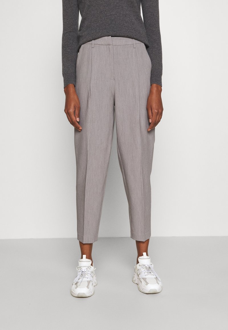 Grå skræddersyede bukser med stribet mønster, tilspidsede ben og forreste læg, kombineret med hvide atletiksneakers. Tekstureret stof.