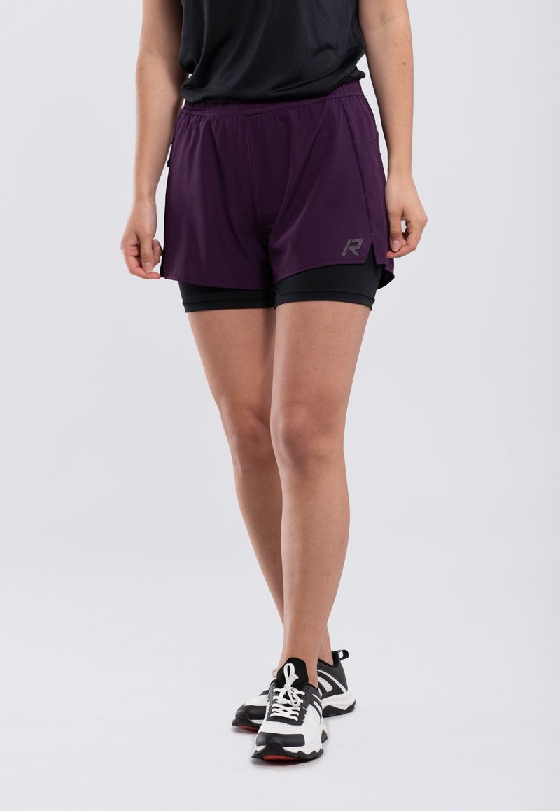 Fialové sportovní kraťasy s černou vnitřní podšívkou, bočním rozparkem, elastickým pasem a logem na přední straně.