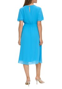 Blauwe chiffon jurk met korte, gerimpelde mouwen, elastische taille en een sleutelgatdetail op de rug, tot halverwege de kuit vallend.