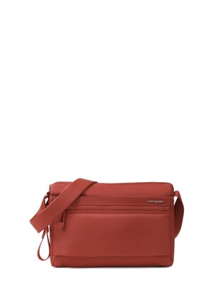 Rød crossbody taske med justerbar rem, to forreste lynlåslommer og lille Hedgren-logo på en ensfarvet hvid baggrund.