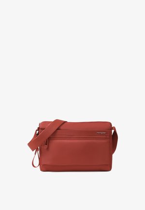 Rød crossbody taske med justerbar rem, to forreste lynlåslommer og lille Hedgren-logo på en ensfarvet hvid baggrund.