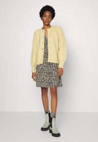 Modström ODAMD DRESS - Vestido camiseiro - black