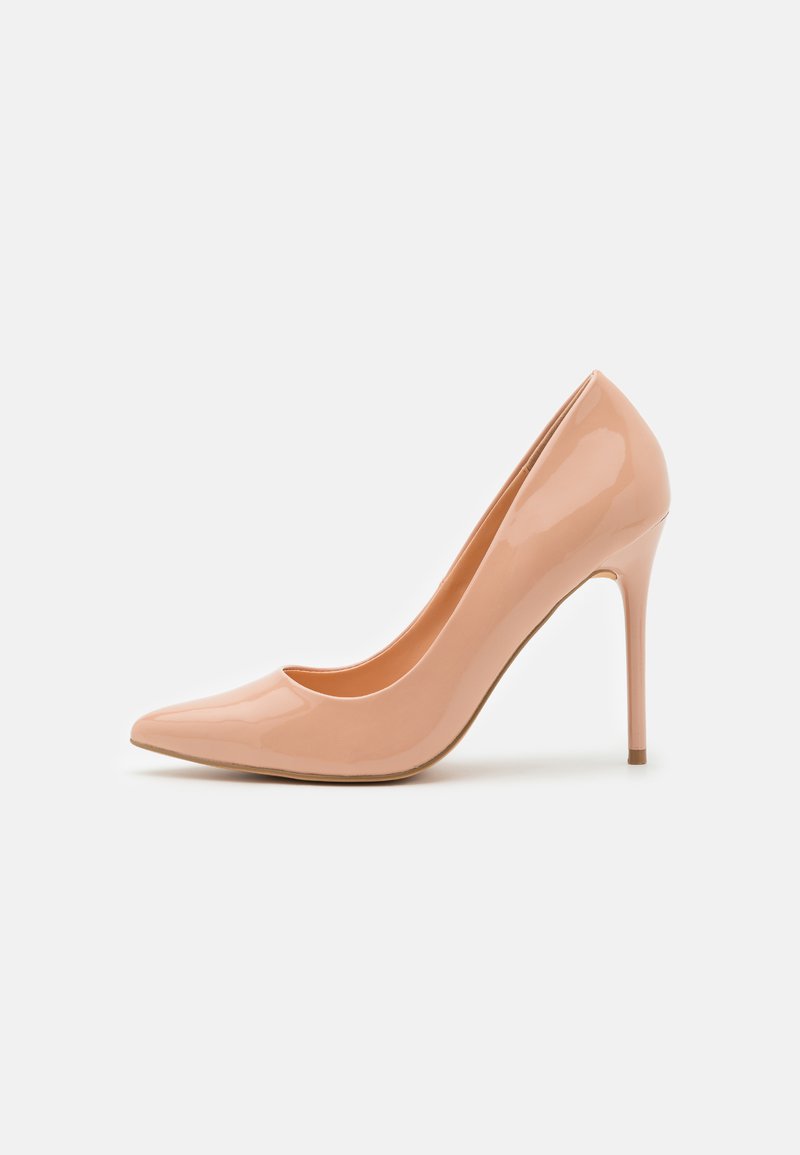 Nude patent leather korkokengät, joissa on terävä kärki, sileä pinta ja hoikka stiletto-korko. Klassinen muotoilu, jossa on minimaalinen yksityiskohtaisuus.