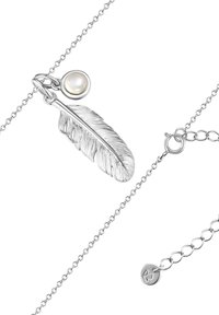 Sudraba kaklarota ar izsmalcinātu spalvu piekariņu un apaļu pērli, ar teksturētu virsmu un regulējamu ķēdi.