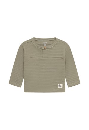 Langärmeliges olivgrünes, strukturiertes Babyshirt mit Rundhalsausschnitt, Verschluss mit einem einzelnen Holzknopf und einem kleinen beigen Logopatch am Saum.
