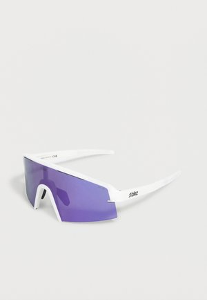 Lunettes de sport avec monture blanche, une grande lentille teintée violette et le logo « bliz » sur la branche.