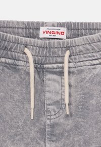 Sive traperice kratke hlače s remenom za podešavanje, s teksturiranim materijalom i oznakom koja glasi "VINGINO ITALIAN FASHION EST 1997."
