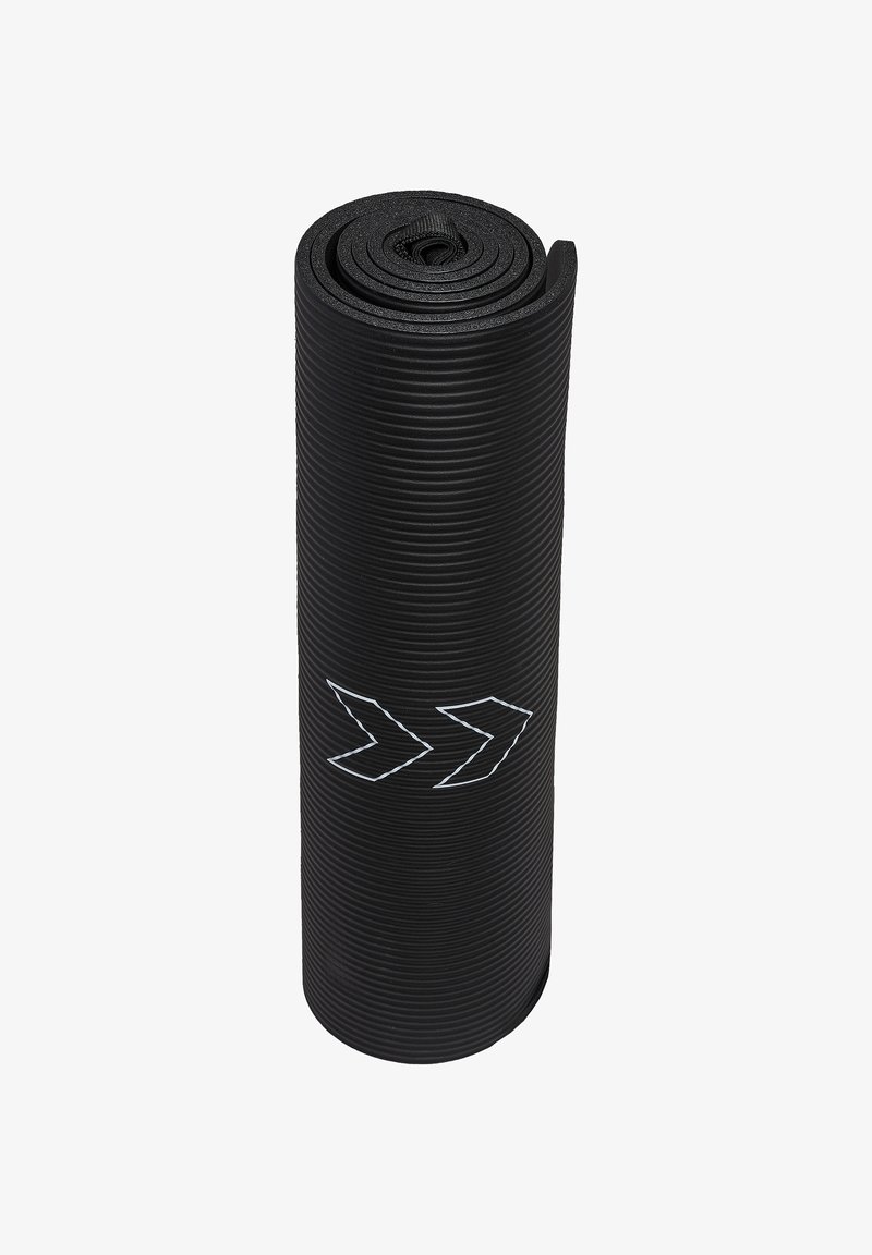 Tappetino da yoga nero arrotolato stretto, con una superficie texture a righe orizzontali e grafiche a forma di freccia bianche sul lato.