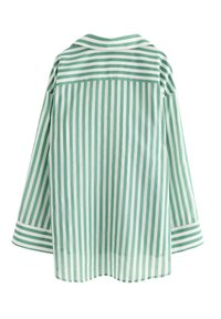 Camicia a maniche lunghe a righe verdi e bianche con colletto, caratterizzata da righe verticali e un orlo curvo. Materiale in cotone liscio.