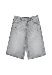 Shorts de mezclilla gris con un ajuste holgado, que presentan una cintura alta, cinco bolsillos y detalles desgastados. La superficie tiene un efecto de lavado desvanecido.