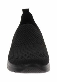 Scarpa nera slip-on con tomaia in maglia texturizzata e design minimale. Caratterizzata da una suola morbida e apertura elasticizzata per una facile calzata.