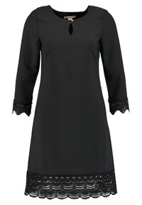Svart knälång klänning med 3/4-ärmar, spetsdetaljer vid ärmsluten och fållen, samt en liten nyckelhålsutskärning vid halsen med knappslutning.
