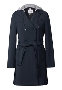 Manteau bleu marine à double boutonnage avec ceinture, manches longues, poches avant zippées et capuche gris clair attachée avec cordons.