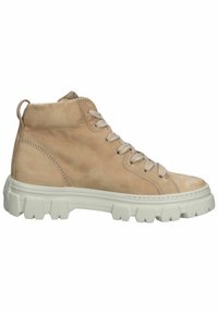 Sneaker alta in suede beige con suola spessa bianca e lacci beige, vista laterale su sfondo bianco.