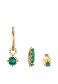 Orecchini in tonalità oro con pietre color verde smeraldo: un design a goccia con una gemma rotonda, un cerchio con cinque pietre più piccole e un chiodino singolo.