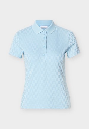 Jasnoniebieska koszulka polo z teksturowanym wzorem w kratę, krótkimi rękawami, kołnierzykiem i listwą z guzikami na środku.