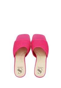 Infradito rosa con un design superiore a coste, punta quadrata e una soletta liscia con logo. Realizzate in materiali flessibili.