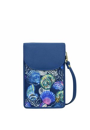 Blaue Lederhandytasche mit einem Muschel-Muster in verschiedenen Farben und weißen Korallendesigns, ausgestattet mit einer oberen Klappe und einem Handgelenkband.