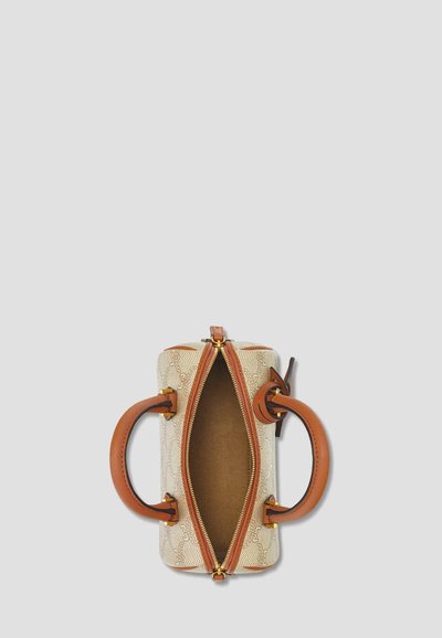 Rund handväska med logotyptryckt krämfärgad textilutsida, bruna läderhandtag, guldtonad dragkedja och en beige tygfoder inuti.