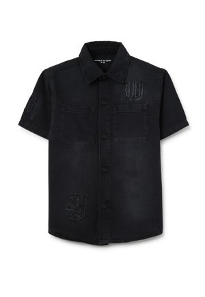 Korte mouwen zwarte denim shirt, met twee borstzakken en geborduurde accenten. Heeft een knoopsluiting bij de kraag en een rechte zoom.