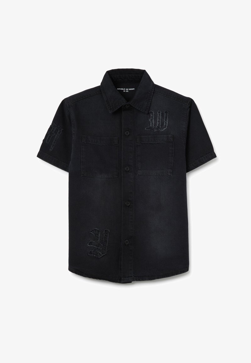 Camisa de mezclilla negra de manga corta, con dos bolsillos en el pecho y acentos bordados. Cuenta con un cuello abotonado y un dobladillo recto.