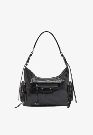 Czarna skórzana torebka o gładkiej teksturze, zaokrąglonym kształcie i dwóch bocznych kieszeniach na zamek. Posiada jeden pasek na ramię i srebrne okucia.