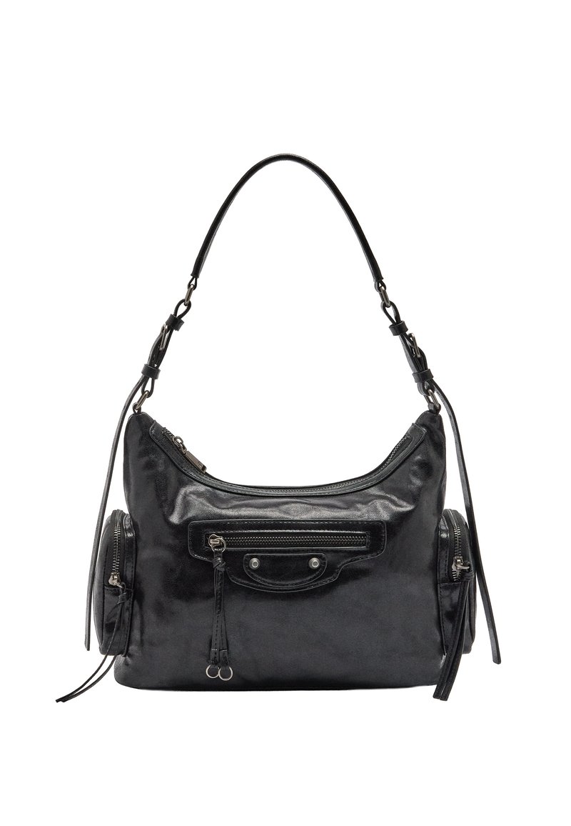 Czarna skórzana torebka o gładkiej teksturze, zaokrąglonym kształcie i dwóch bocznych kieszeniach na zamek. Posiada jeden pasek na ramię i srebrne okucia.