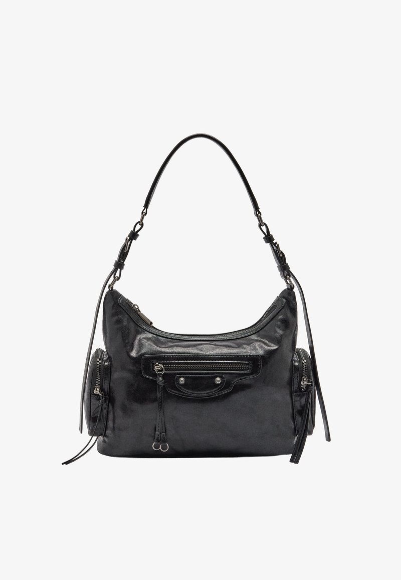 Czarna skórzana torebka o gładkiej teksturze, zaokrąglonym kształcie i dwóch bocznych kieszeniach na zamek. Posiada jeden pasek na ramię i srebrne okucia.