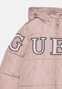 Guess JUNIOR HOODED PADDED PUFFER - Téli dzseki - brick rose