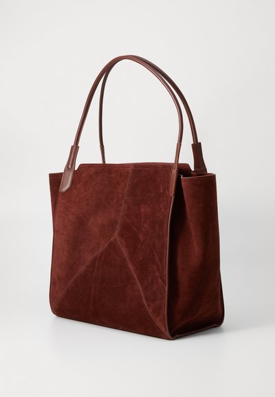 Μεγάλη τσάντα tote σε σκούρο μπορντό σουέτ με λείες καφέ δερμάτινες λαβές. Διαθέτει δομημένο σχήμα και διακριτική λεπτομέρεια ραφής.