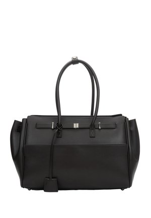 Czarna torebka ze skóry strukturalnej z podwójnymi rączkami u góry, przednią kieszenią i srebrnym paskiem na białym tle.