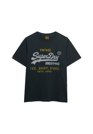 Schwarzes Baumwoll-T-Shirt mit kurzen Ärmeln. Mit weißem und goldenem Schriftzug "VINTAGE SuperDry" und einem Logo. Schlichtes Design, ohne Muster oder Grafiken.