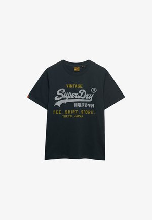 Schwarzes Baumwoll-T-Shirt mit kurzen Ärmeln. Mit weißem und goldenem Schriftzug "VINTAGE SuperDry" und einem Logo. Schlichtes Design, ohne Muster oder Grafiken.