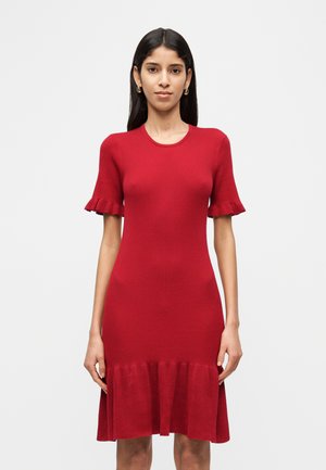 Vestido rojo de punto acanalado con mangas cortas volantes y dobladillo acampanado. Ajuste cómodo, color sólido y tejido texturizado.