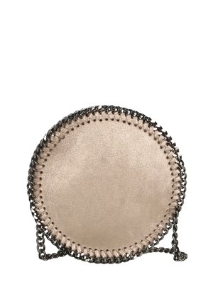 Runde metallic-beigefarbene Tasche mit Kettenstickerei, ausgestattet mit einem silbernen Kettenriemen und glatter Textur. Minimalistisches Design ohne zusätzliche Akzente.
