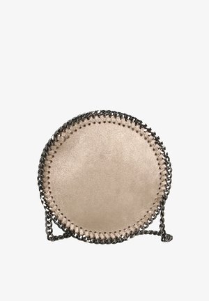 Ronde metallic beige tas met kettingstiksel, voorzien van een zilveren kettingriem en een gladde textuur. Minimalistisch ontwerp zonder extra accenten.