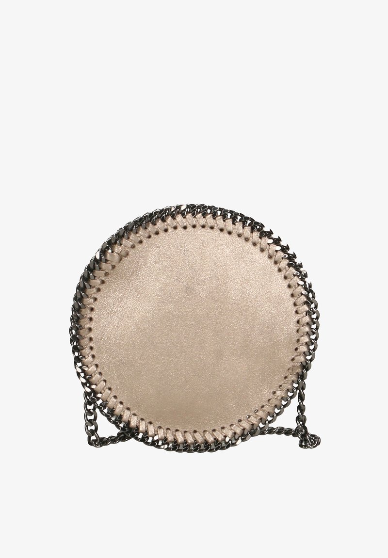 Borsa rotonda metallica beige con cuciture a catena, dotata di una tracolla in metallo argentato e texture liscia. Design minimalista senza ulteriori decorazioni.